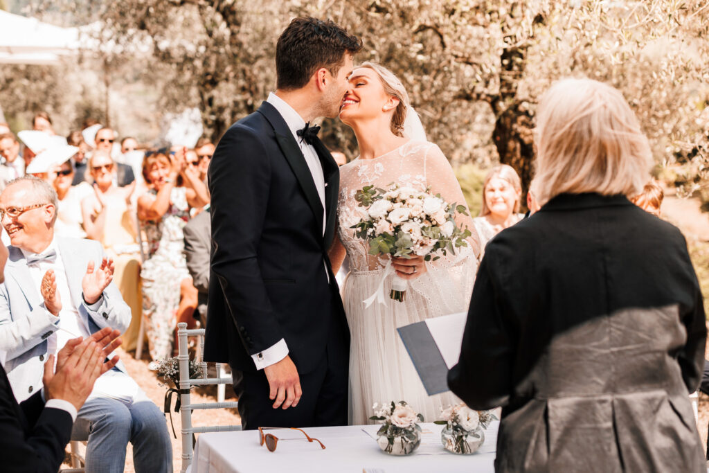 Fotografia matrimoniale toscana lucca bacio sposi
